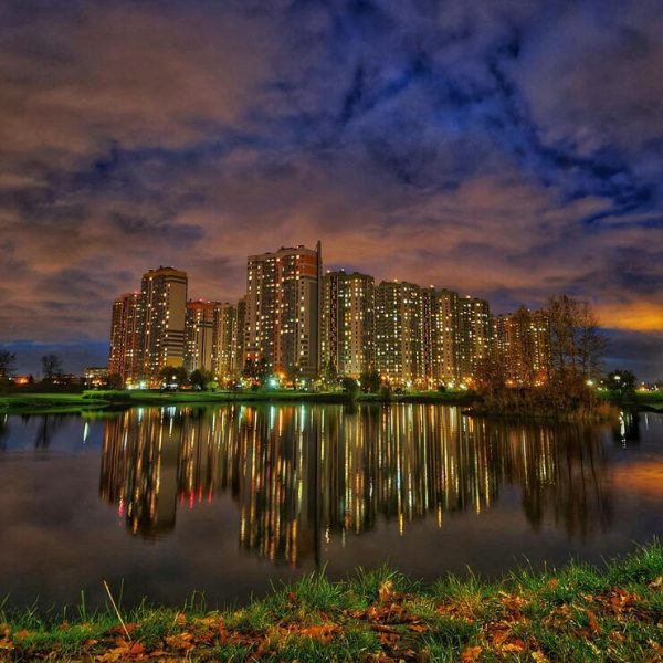 river-by-illuminated-buildings-against-sky-night_1048944-13832001